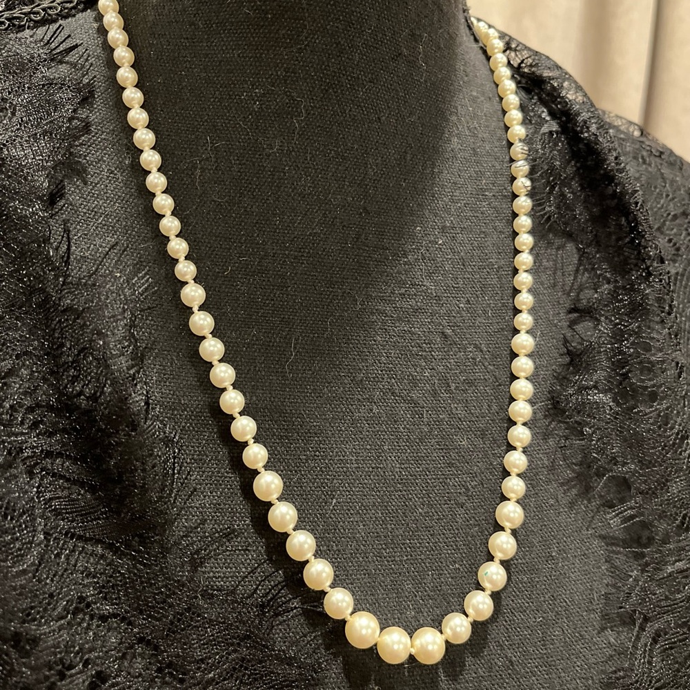 N082 VTG 24”  Knotted Graduated Pearls with Goldtone Box Clasp Safety Latch